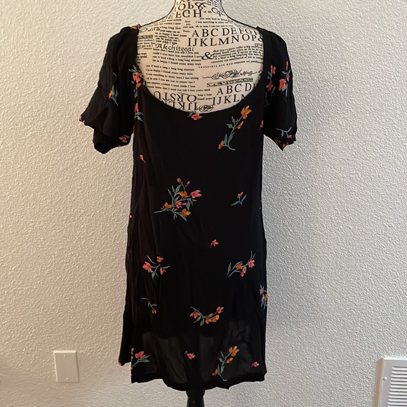 Lightly worm Volcom dress! Great for summer! 🌺 - Picture 3 of 4